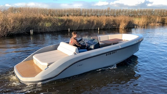 rand 24 play met mercruiser 4.5ltr efi grijze boot